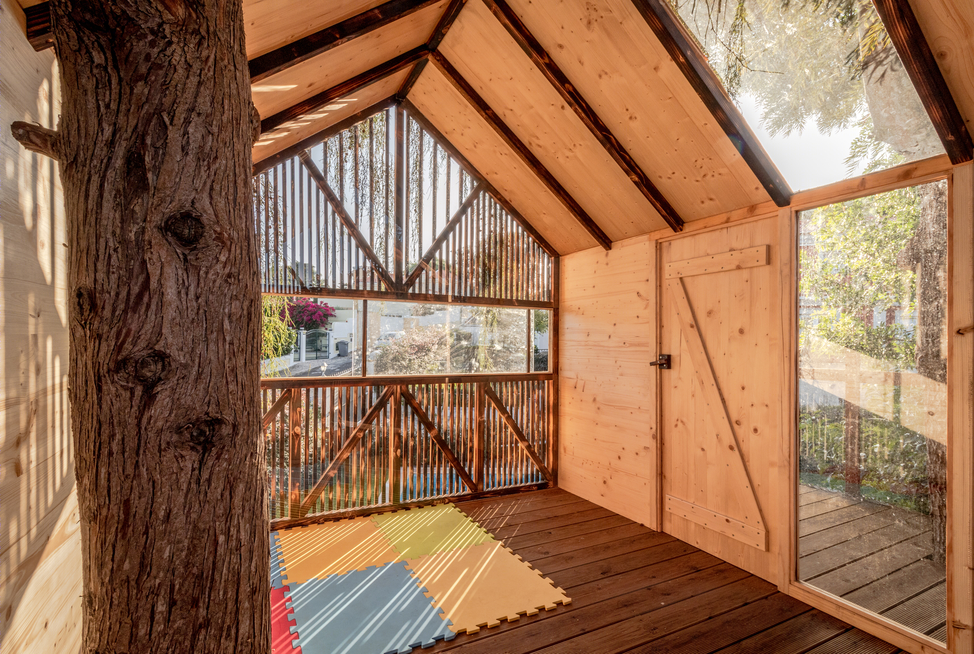 祖父为孙子们设计的自然树屋-16