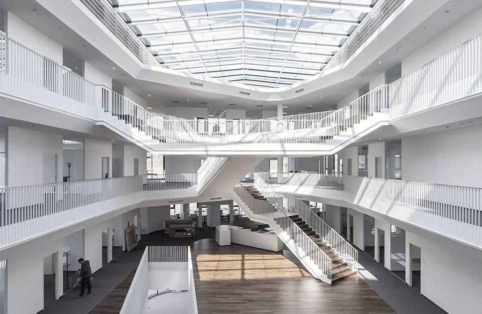 奥地利 SML 公司总部大楼——极简主义的中庭空间-0